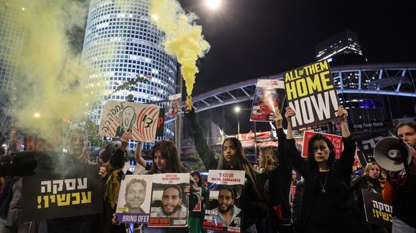 Familiares de los rehenes israelíes y manifestantes durante una manifestación en Tel Aviv (archivo) - Sputnik Mundo