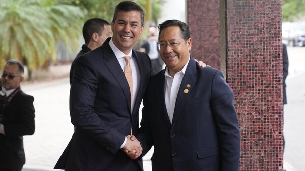 El presidente de Paraguay, Santiago Peña, junto a su par de Bolivia, Luis Arce, durante la cumbre del Mercosur de julio de 2024 en Asunción - Sputnik Mundo