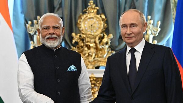Narendra Modi, primer ministro de la India, y Vladímir Putin, presidente de Rusia, durante su encuentro en Moscú, Rusia, el 9 de julio de 2024 - Sputnik Mundo