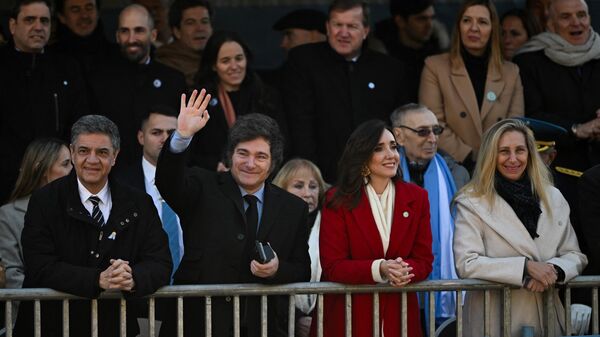 Javier Milei durante el desfile militar en el marco del día de la independencia argentina - Sputnik Mundo