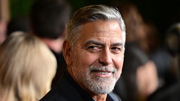 George Clooney, actor estadounidense, asiste al estreno en Los Ángeles de 'Los chicos del bote', de Amazon MGM Studios, en el teatro Samuel Goldwyn de Beverly Hills, California, el 11 de diciembre de 2023  - Sputnik Mundo