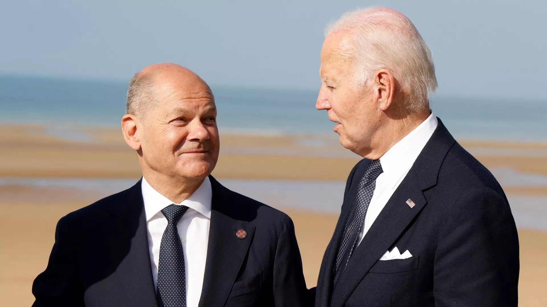 El canciller alemán, Olaf Scholz, y el presidente estadounidense, Joe Biden, conversan durante la ceremonia conmemorativa internacional en Omaha Beach en Normandía, Francia, el 6 de junio de 2024   - Sputnik Mundo, 1920, 11.07.2024