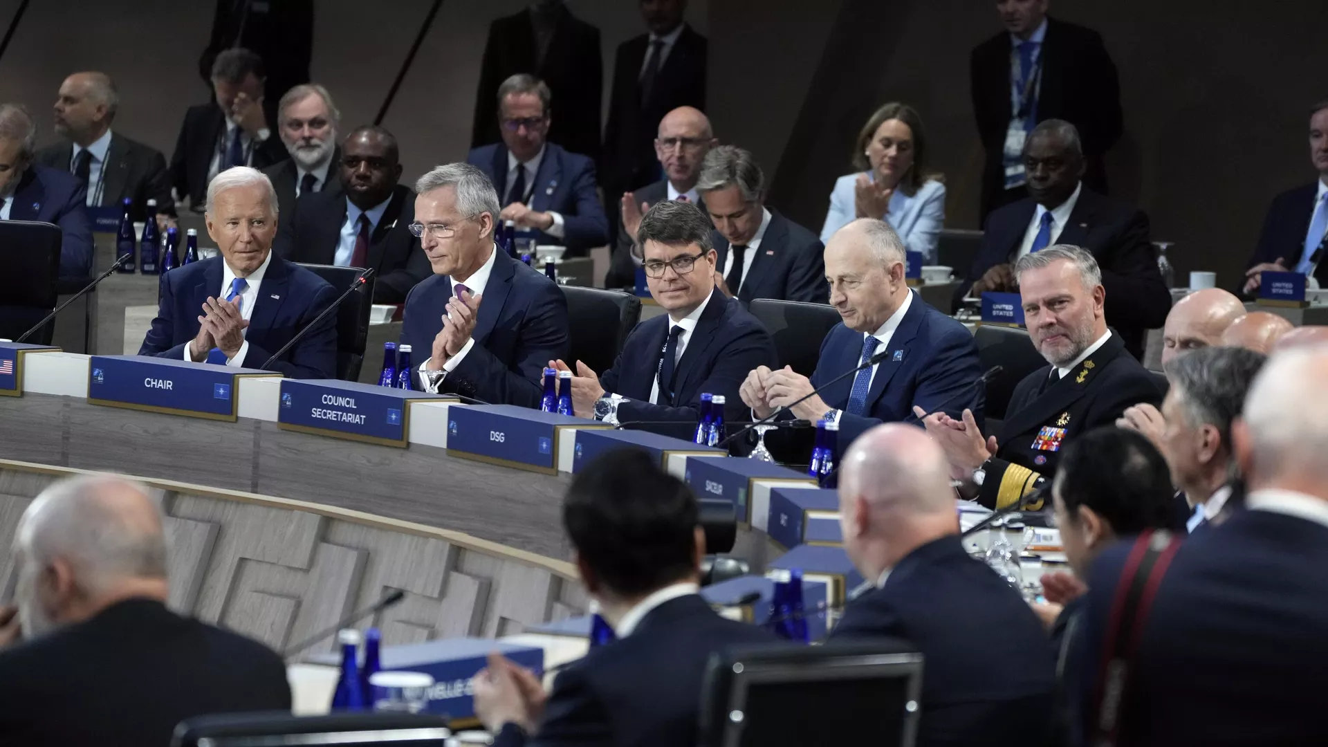 El presidente de EEUU, Joe Biden, y el secretario general de la OTAN Jens Stoltenberg, y otros líderes de la OTAN, asisten a la Sesión de Trabajo II de la cumbre de la OTAN en Washington, el 11 de julio de 2024  - Sputnik Mundo, 1920, 11.07.2024