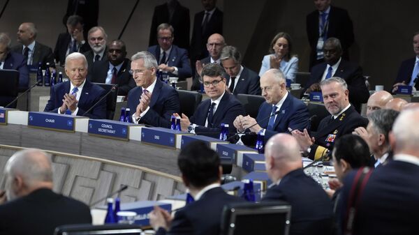 El presidente de EEUU, Joe Biden, y el secretario general de la OTAN Jens Stoltenberg, y otros líderes de la OTAN, asisten a la Sesión de Trabajo II de la cumbre de la OTAN en Washington, el 11 de julio de 2024  - Sputnik Mundo