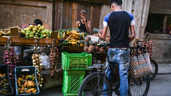 Un hombre compra fruta en La Habana, Cuba, en 2023 - Sputnik Mundo