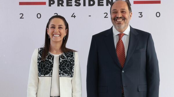 La virtual presidenta electa de México, Claudia Sheinbaum, y el próximo jefe de Oficina de la Presidencia, Lázaro Cárdenas Batel. - Sputnik Mundo