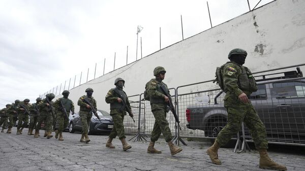 Policía y soldados se preparan para entrar en la prisión de El Inca para sofocar un motín en Quito, Ecuador, el 8 de enero de 2024 - Sputnik Mundo