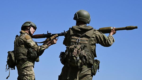 Soldados rusos en la zona de la operación militar especial - Sputnik Mundo