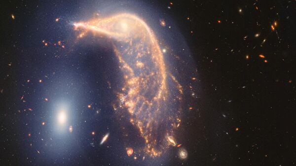 Galaxias NGC 2936 y NGC 2937 con la forma de un pingüino con un huevo - Sputnik Mundo