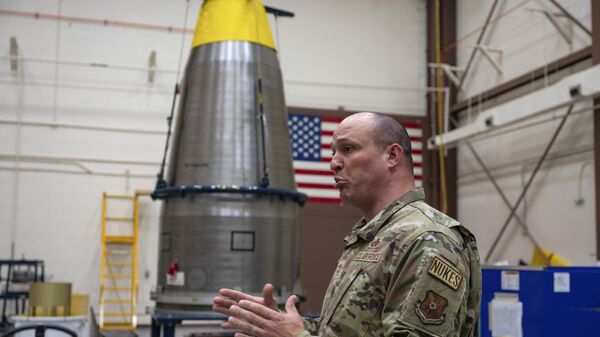 Un sargento principal habla delante de la parte superior de un misil balístico intercontinental Minuteman III, el 16 de agosto, 2023 - Sputnik Mundo