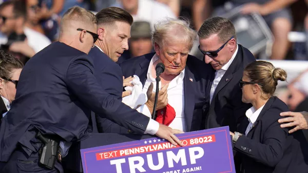 Donald Trump siendo escoltado fuera de un evento en Pensilvania - Sputnik Mundo