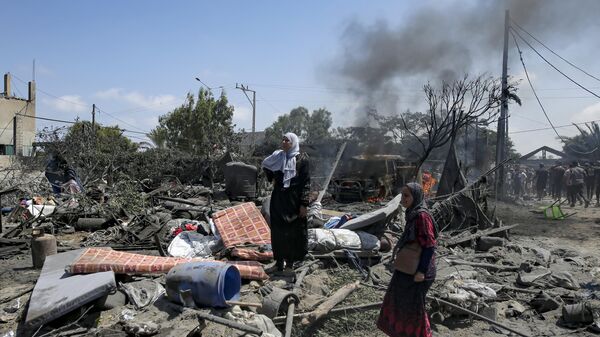 Las consecuencias de un bombardeo israelí en el sur de Gaza, el 13 de julio de 2024 - Sputnik Mundo