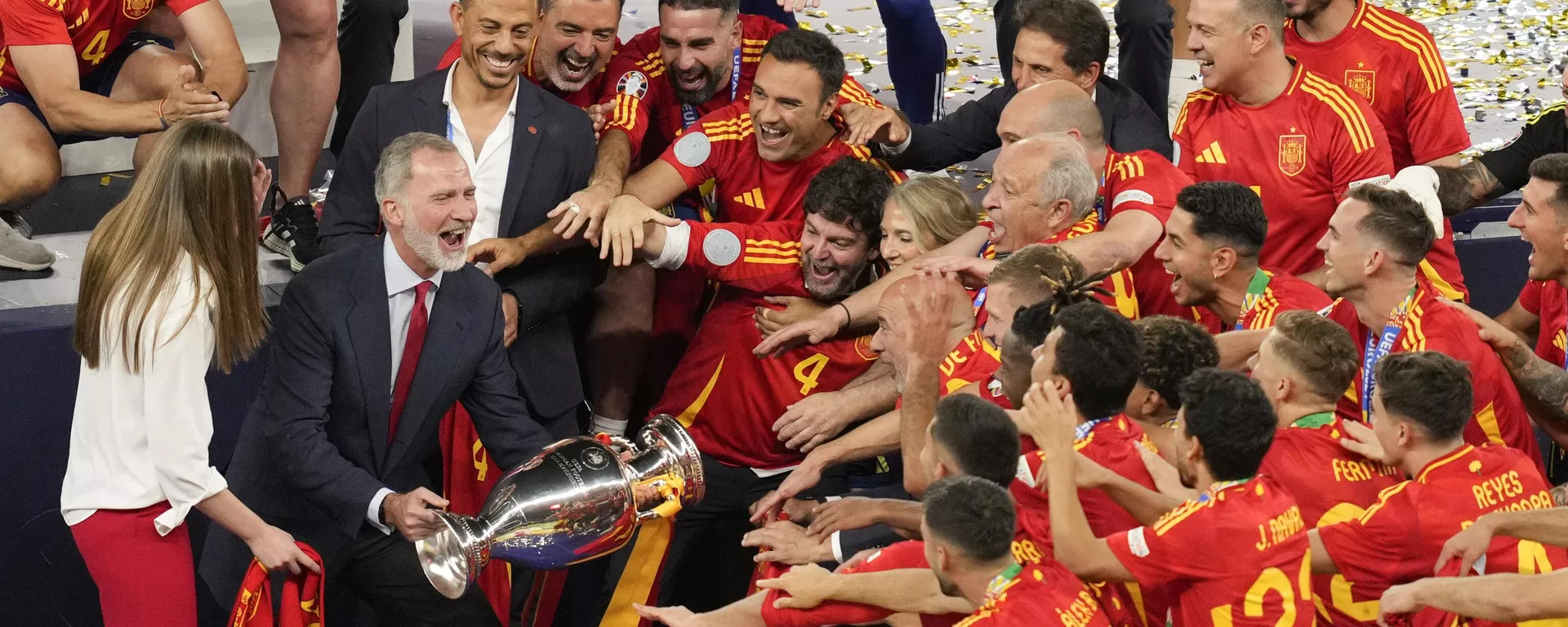El rey Felipe VI con el trofeo tras la victoria de España en la Eurocopa de fútbol de 2024 en Berlín El rey Felipe VI con el trofeo tras la victoria de España en la Eurocopa de fútbol de 2024 en Berlín - Sputnik Mundo, 1920, 15.07.2024