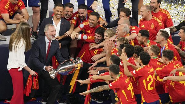 El rey Felipe VI con el trofeo tras la victoria de España en la Eurocopa de fútbol de 2024 en Berlín - Sputnik Mundo