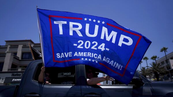 Personas se manifiestan en apoyo al candidato presidencial republicano, el expresidente Donald Trump - Sputnik Mundo