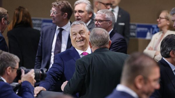 El primer ministro húngaro, Viktor Orban, asiste a una sesión de trabajo de la Cumbre de la OTAN - Sputnik Mundo