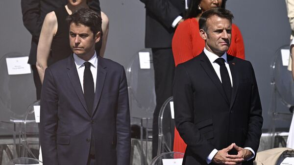 El exprimer ministro francés Gabriel Attal junto al presidente de Francia, Emmanuel Macron - Sputnik Mundo