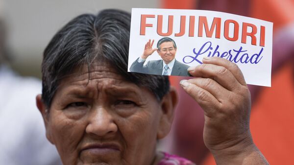 Una simpatizante del expresidente Alberto Fujimori durante una manifestación en favor suyo en 2023 - Sputnik Mundo