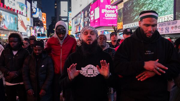 Miembros de la comunidad musulmana de EEUU en Times Square, en Nueva York, en marzo de 2024 - Sputnik Mundo