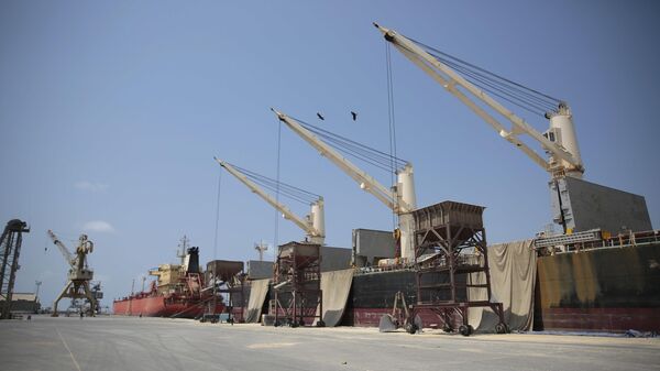 Buques de carga y petroleros inactivos en el puerto de Hodeida, Yemen - Sputnik Mundo