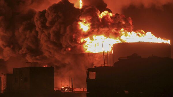Tanques de petróleo arden en el puerto de Hodeida, Yemen, tras los ataques israelíes, el 20 de julio, 2024 - Sputnik Mundo