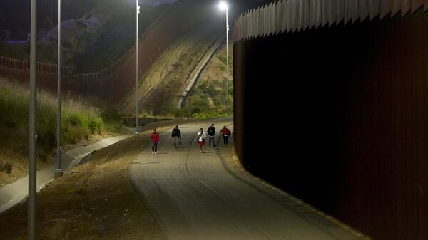 La frontera entre México y EEUU es una de las más transitadas por migrantes. - Sputnik Mundo