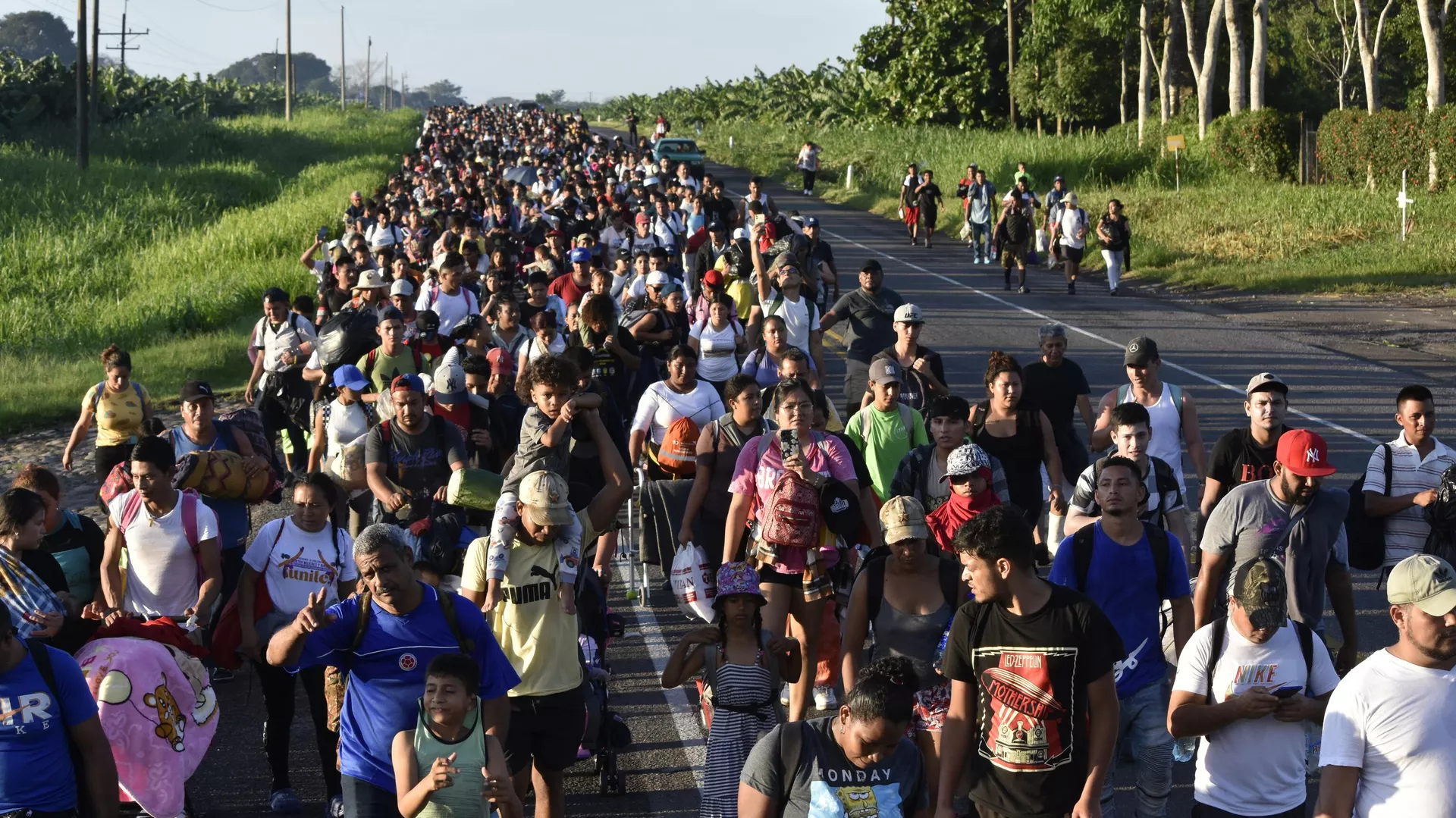 Integrantes de la caravana de migrantes caminan por la carretera que atraviesa Suchiate, en el sureño estadp de Chiapas, México, el domingo 21 de julio de 2024, durante su viaje hacia Estados Unidos - Sputnik Mundo, 1920, 24.07.2024