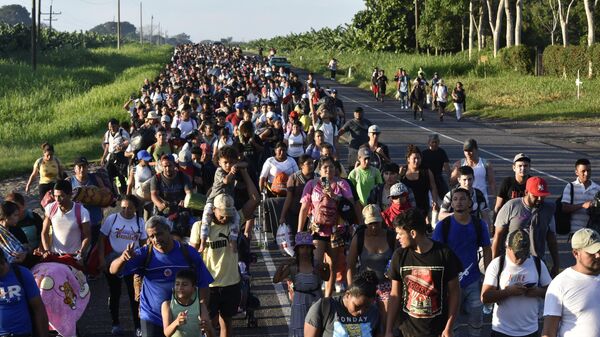 Integrantes de la caravana de migrantes caminan por la carretera que atraviesa Suchiate, en el sureño estadp de Chiapas, México, el domingo 21 de julio de 2024, durante su viaje hacia Estados Unidos - Sputnik Mundo