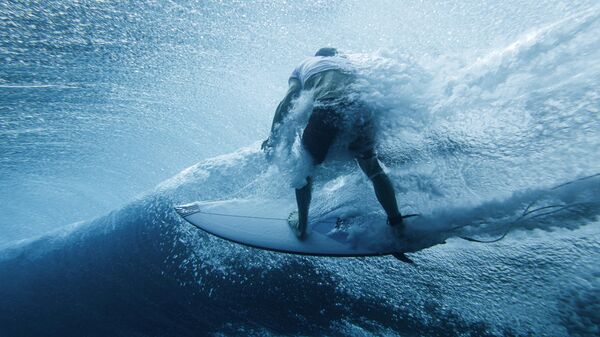 Серфингист во время тренировки у острова Таити Французской Полинезии - Sputnik Mundo