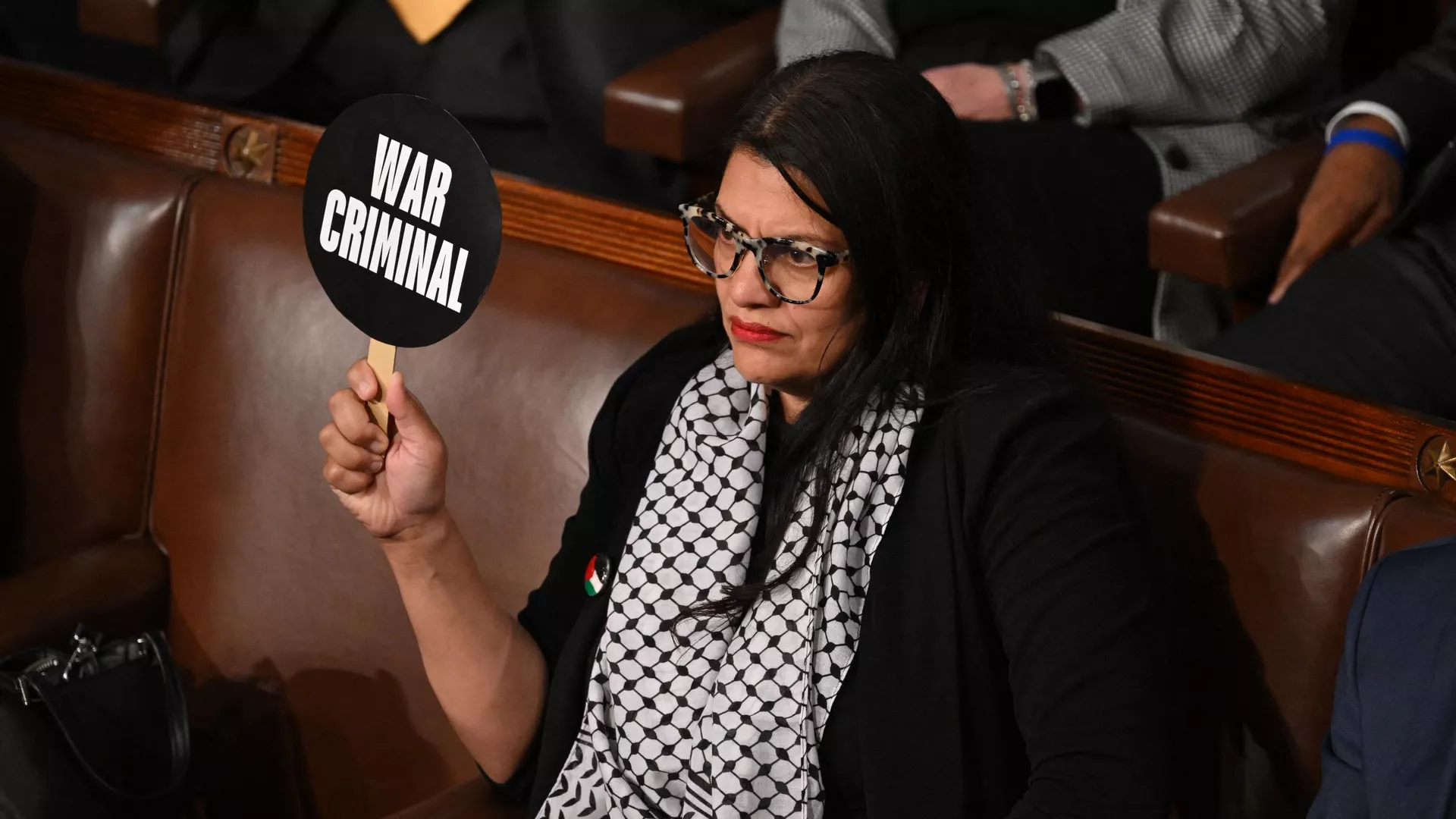 La representante estadounidense Rashida Tlaib lanza una consigna contra Benjamin Netanyahu en el Congreso de EEUU el 24 de julio de 2024 - Sputnik Mundo, 1920, 24.07.2024