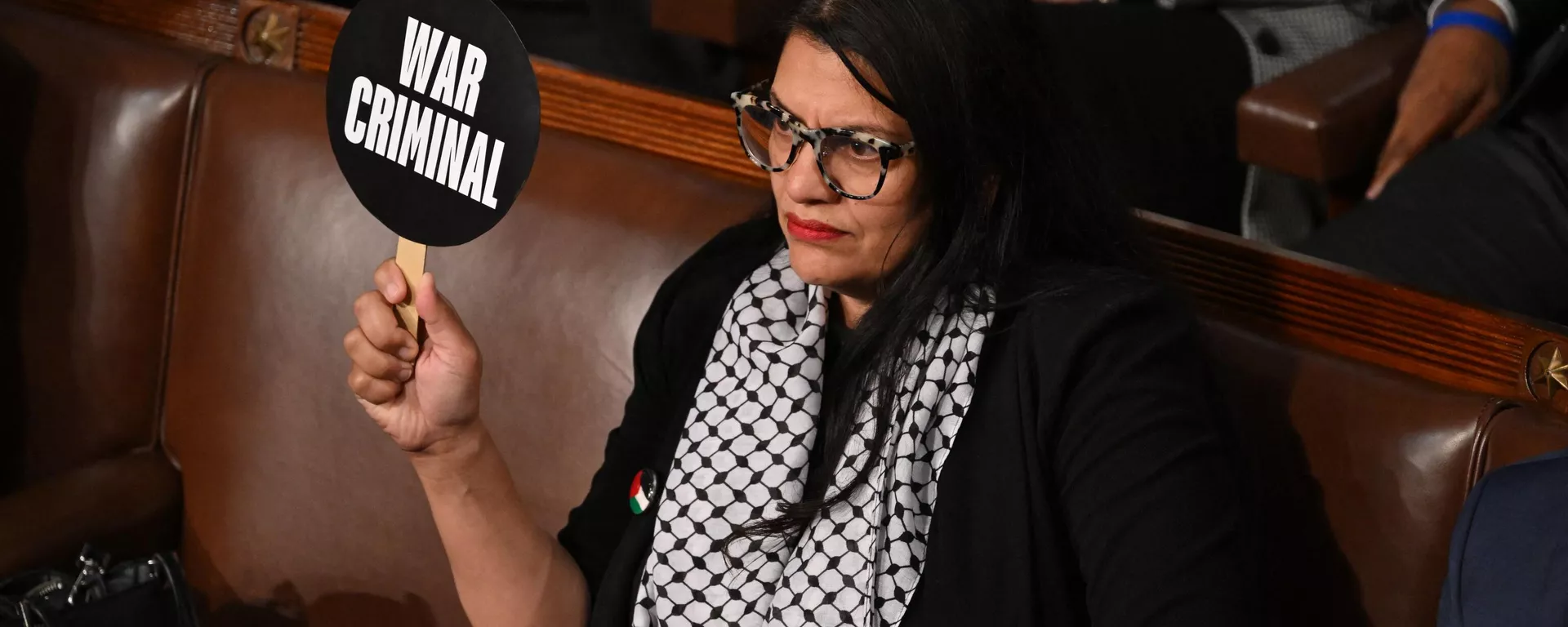 La representante estadounidense Rashida Tlaib lanza una consigna contra Benjamín Netanyahu en el Congreso de EEUU el 24 de julio de 2024 - Sputnik Mundo, 1920, 24.07.2024