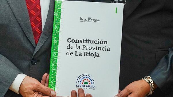 Un ejemplar de la nueva Constitución de la provincia argentina de La Rioja - Sputnik Mundo