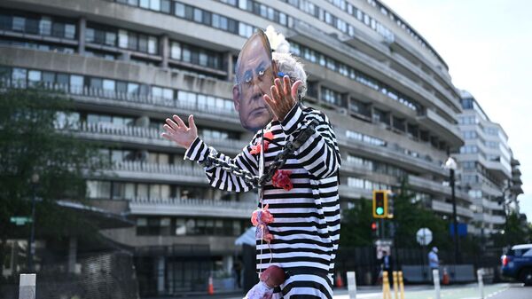Activistas pro-Palestina afuera del hotel Watergate, en Washington D.C., sostienen una marioneta de Benjamín Netanyahu con uniforme de preso.  - Sputnik Mundo