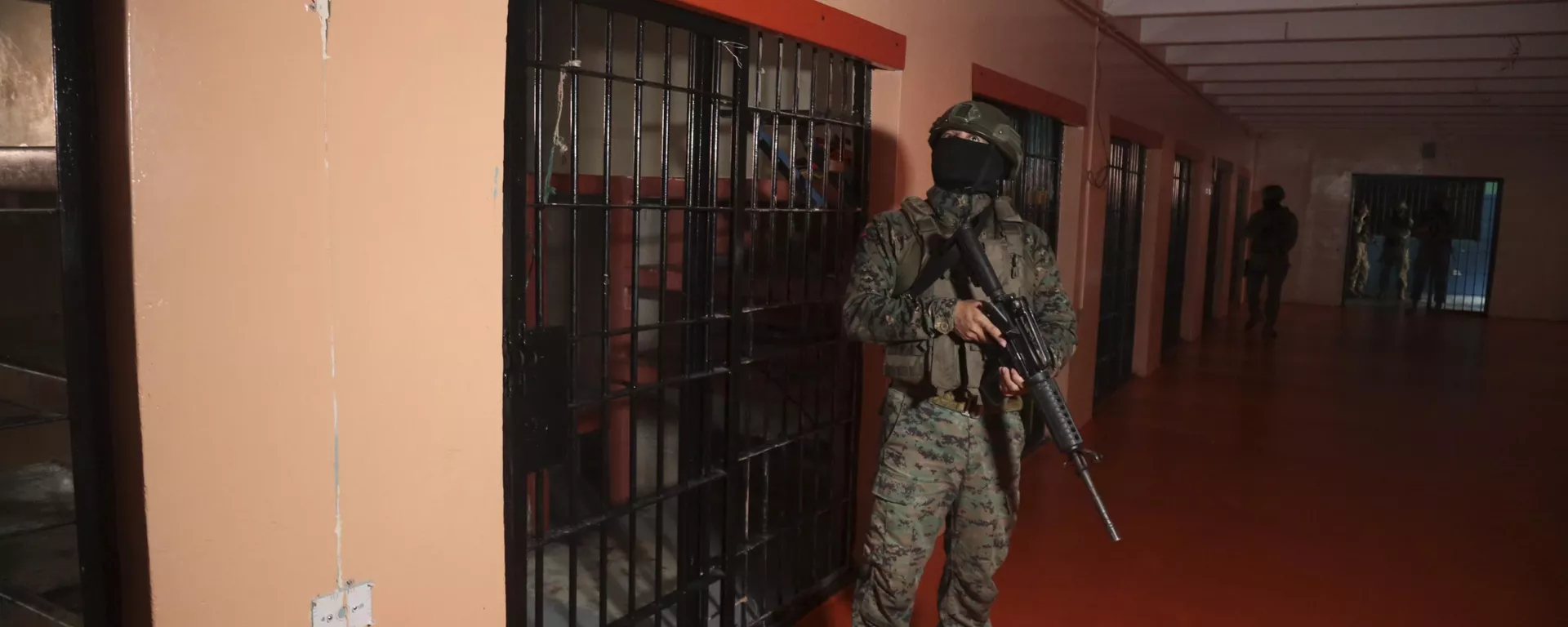 Un soldado hace guardia en la Penitenciaría del Litoral durante una gira de prensa organizada por los militares en Guayaquil, Ecuador, febrero de 2024 (imagen referencial) - Sputnik Mundo, 1920, 26.07.2024