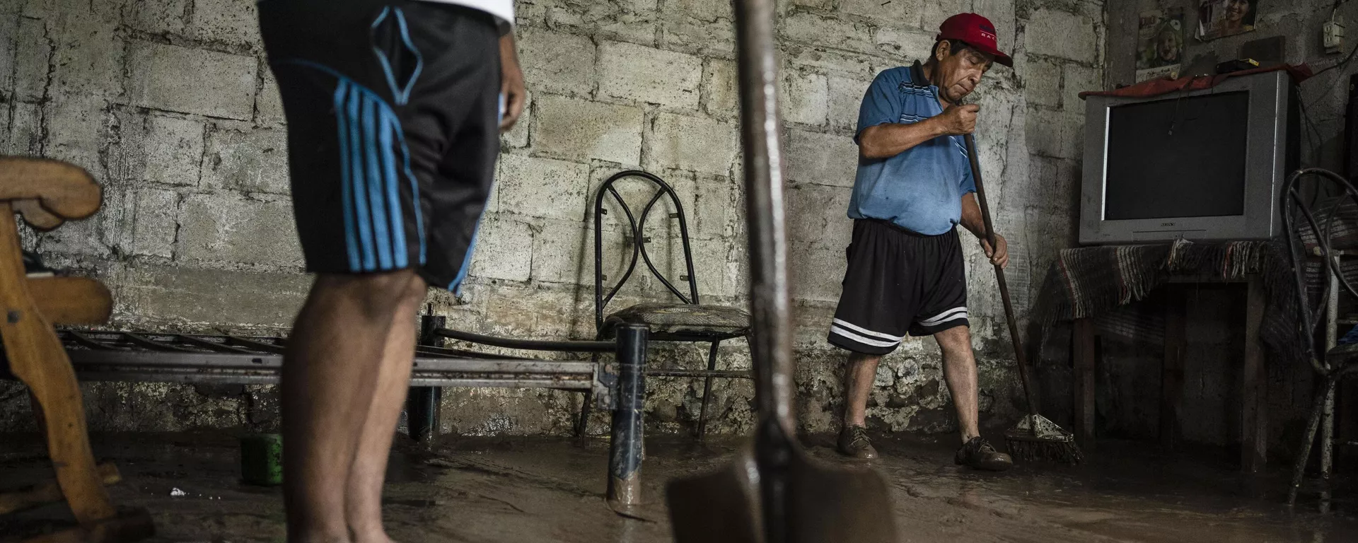 Un hombre y su hijo limpian su casa, que fue afectada por el desbordamiento del río Actopan en Veracruz, México, el lunes 1 de julio de 2024 (imagen referencial) - Sputnik Mundo, 1920, 26.07.2024