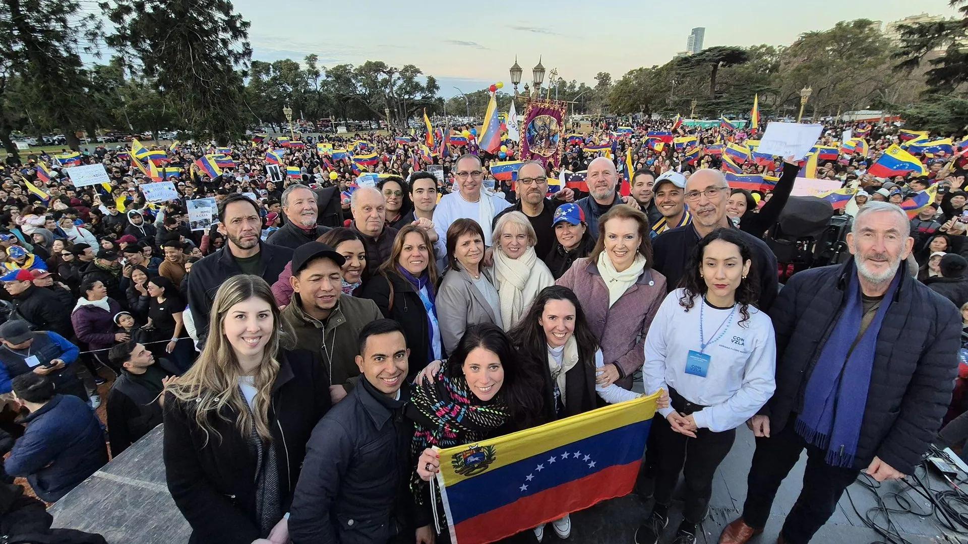 La propia ministra argentina habría publicado también en redes sociales que se encontraba frente a la embajada de Venezuela esperando los resultados - Sputnik Mundo, 1920, 29.07.2024