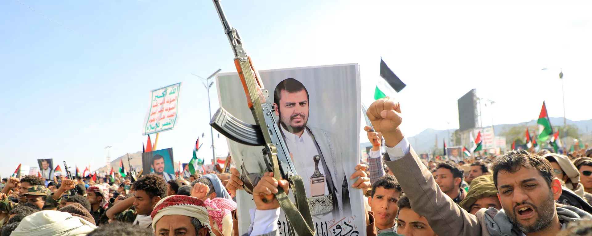 Manifestantes, uno de ellos con un retrato del líder hutí Abdul Malik al-Houthi, gritan consignas durante una marcha en solidaridad con el pueblo de Gaza en Saná, la capital controlada por los hutíes, el 5 de enero de 2024. - Sputnik Mundo, 1920, 01.08.2024