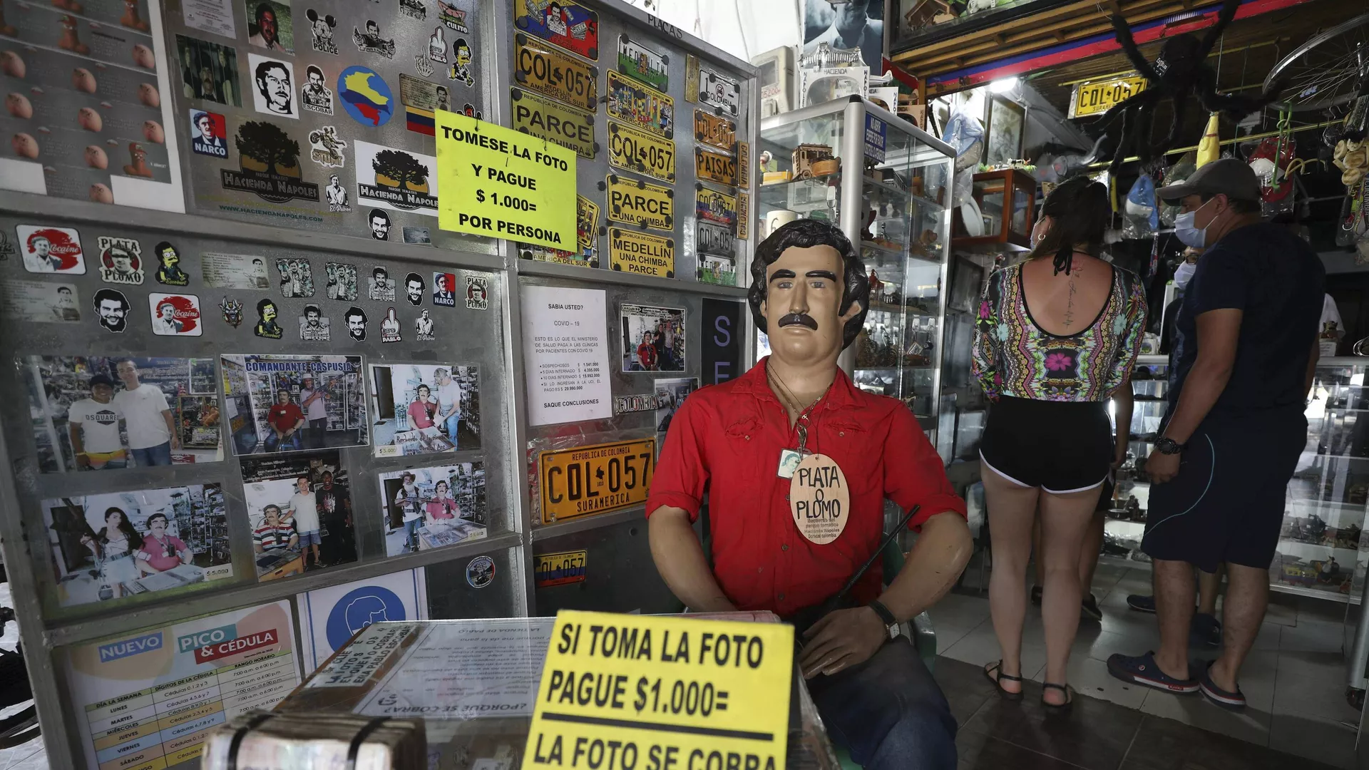 Una estatua de Pablo Escobar en una tienda de souvernis en la ciudad de Medellín - Sputnik Mundo, 1920, 02.08.2024