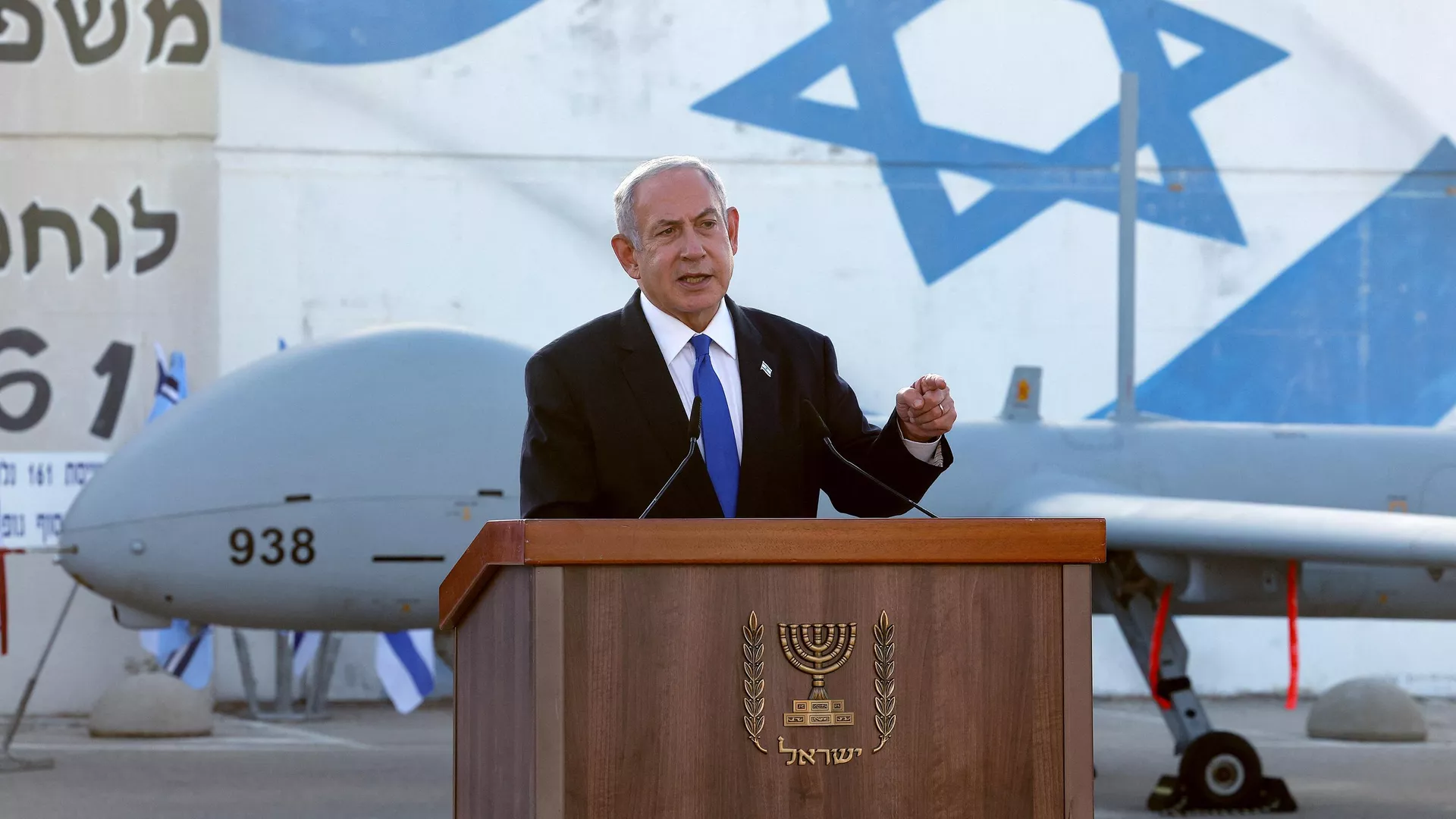 El primer ministro israelí, Benjamín Netanyahu, delante de un dron Hermes 900 mientras pronuncia un discurso durante su visita a un centro israelí de vehículos aéreos no tripulados (UAV), en la base aérea de Palmachim, cerca de la ciudad de Rishon LeZion, el 5 de julio de 2023. - Sputnik Mundo, 1920, 03.08.2024