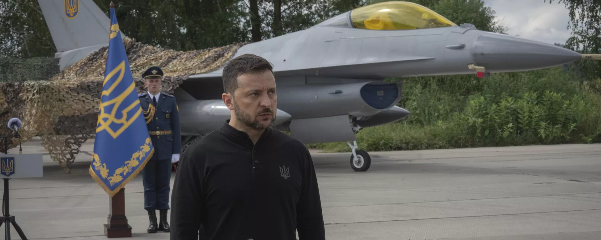 Volodímir Zelenski, responde a las preguntas de los medios de comunicación de pie contra el fondo de los aviones de combate F-16 de la Fuerza Aérea de Ucrania, el 4 de agosto de 2024 Volodímir Zelenski, responde a las preguntas de los medios de comunicación de pie contra el fondo de los aviones de combate F-16 de la Fuerza Aérea de Ucrania, el 4 de agosto de 2024 - Sputnik Mundo, 1920, 04.08.2024