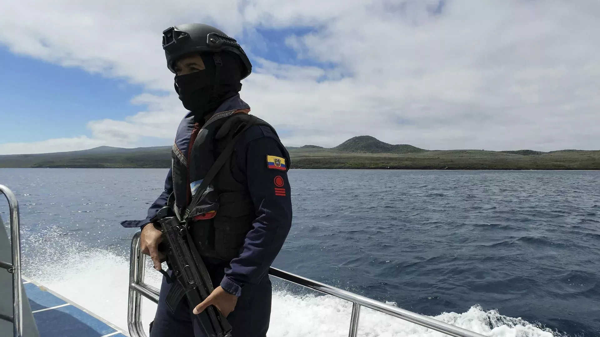 Un miembro de la Armada ecuatoriana patrulla desde una embarcación durante Galapex III, un ejercicio marítimo con la participación de la Armada de varios países, en aguas internacionales del océano Pacífico cerca de Galápagos, Ecuador, el 6 de julio de 2024  - Sputnik Mundo, 1920, 04.08.2024