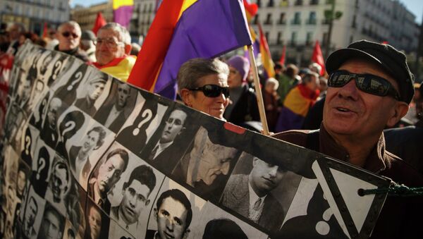 Demonstrators hold a banner with pictures of victims of the Francisco Franco military regime during a Republican rally in Madrid December 6 - Sputnik Mundo