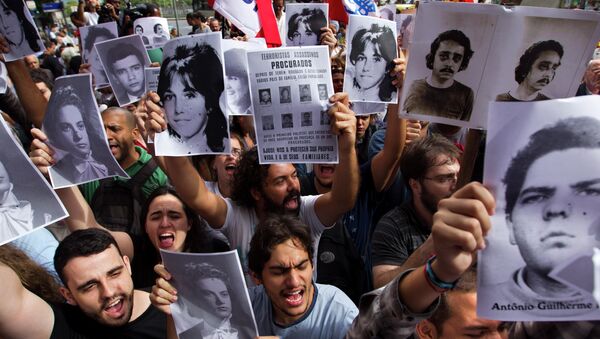Activistas con las fotos de las personas desaparecidas durante la dictadura en Brasil - Sputnik Mundo