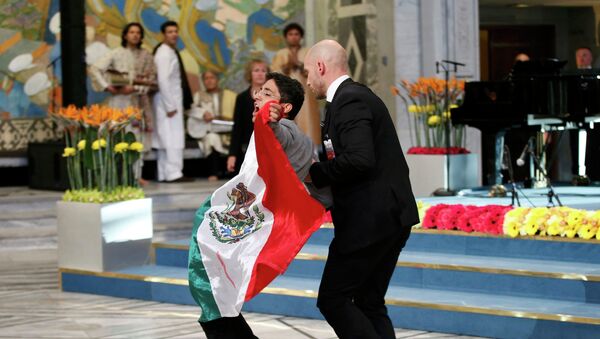 México asiste a joven que interrumpió la entrega de premio Nobel de la Paz para protestar - Sputnik Mundo