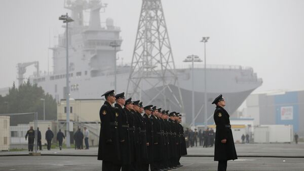 Rusia desmiente que sus marineros hayan reforzado la custodia del Mistral - Sputnik Mundo