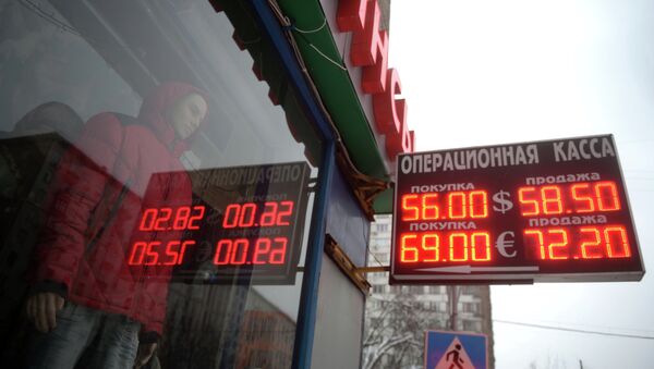 Casas de cambio rusas estudian pasar a carteles de cinco dígitos ante la caída del rublo - Sputnik Mundo