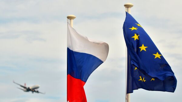 Russian flag and EU flag. - Sputnik Mundo