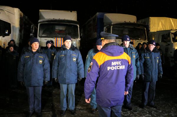 Rusia envía un convoy humanitario con regalos para los niños de Donbás - Sputnik Mundo