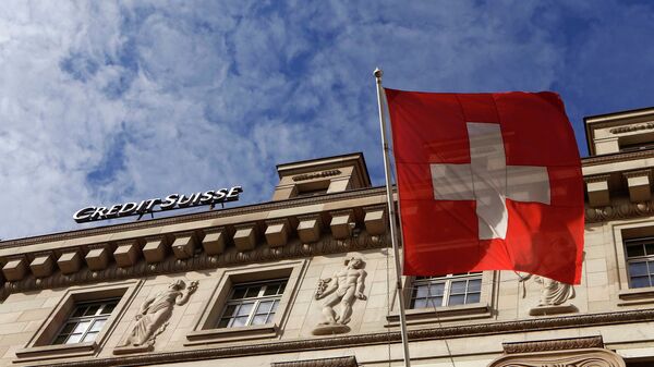 Banco Credit Suisse y la bandera nacional de Suiza - Sputnik Mundo