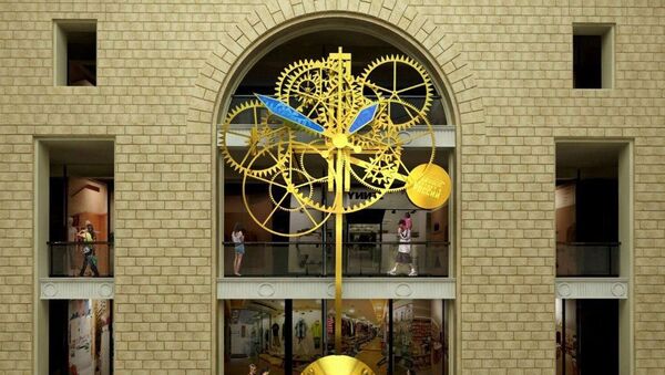 El reloj mecánico más grande del mundo fue instalado en la tienda de artículos infantiles de Moscú, la Tsentralni Detski Magazin na Lubianke - Sputnik Mundo